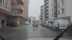 Zonguldak limanında sağanak sonrası sarı ve kahverengi tonlarında deniz suyu ve dalgalar