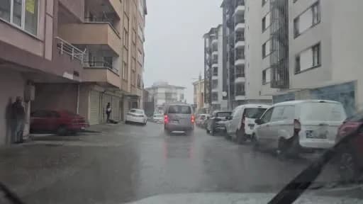 Zonguldak Limanı’nda sağanak sonrası kahverengiye dönen deniz suyu ve dalgalı hava koşulları