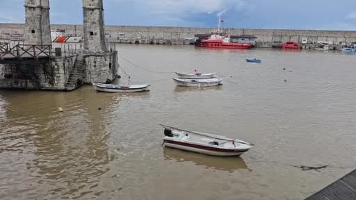 Zonguldak limanında sağanak yağış sonrası çamur ve atıkların biriktiği su yüzeyi