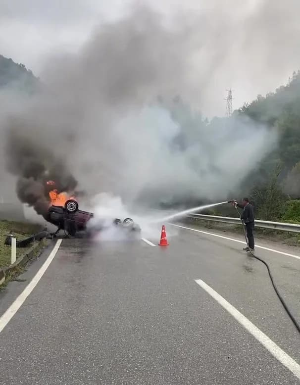 Zonguldak’ın Sapça mevkisinde kontrolden çıkan otomobil takla atarak alevlere teslim oldu. Kazada araçta bulunan e.ç. Ya