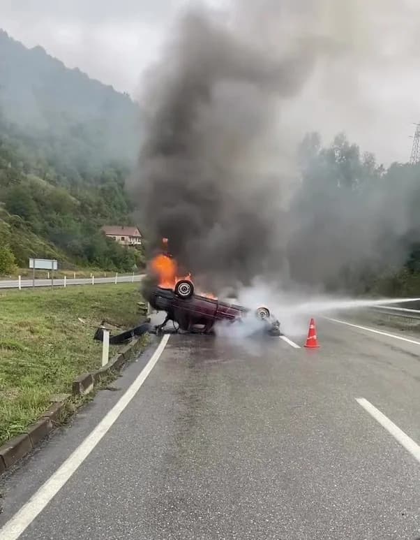 Zonguldak’ın Sapça mevkisinde kontrolden çıkan otomobil takla atarak alevlere teslim oldu. Kazada araçta bulunan e.ç. Ya