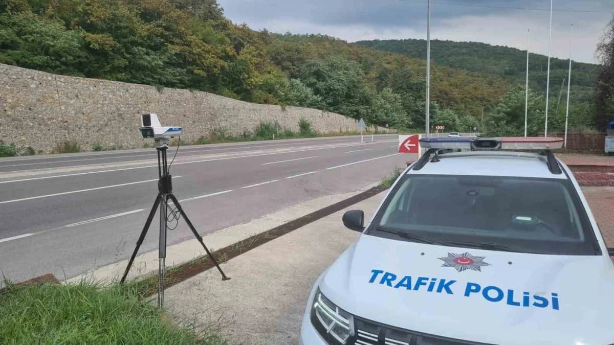 Zonguldak Bölge Trafik Denetleme Şube Müdürlüğü ekipleri, Karaman beldesi Çukurören mevkisinde kara yolu üzerinde yapay