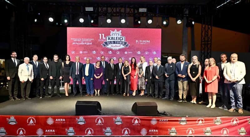 Antalya Kaleiçi Old Town Festivali gala gecesinde konuşma yapan Muratpaşa Belediye Başkanı Ümit Uysal