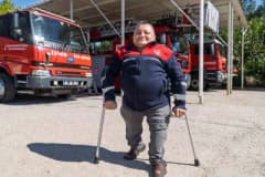 İzmir İtfaiyesi’nde 24 yıldır görev yapan cam kemik hastalığıyla mücadele eden Yaşar Karaduman