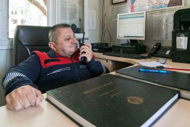 Cam kemik hastalığıyla dünyaya gelen Yaşar Karaduman, İzmir İtfaiyesi’nde 24 yıldır görev yapıyor.