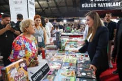 16. Antalya Kitap Fuarı’nda yazarlar okurları için kitaplarını imzalıyor