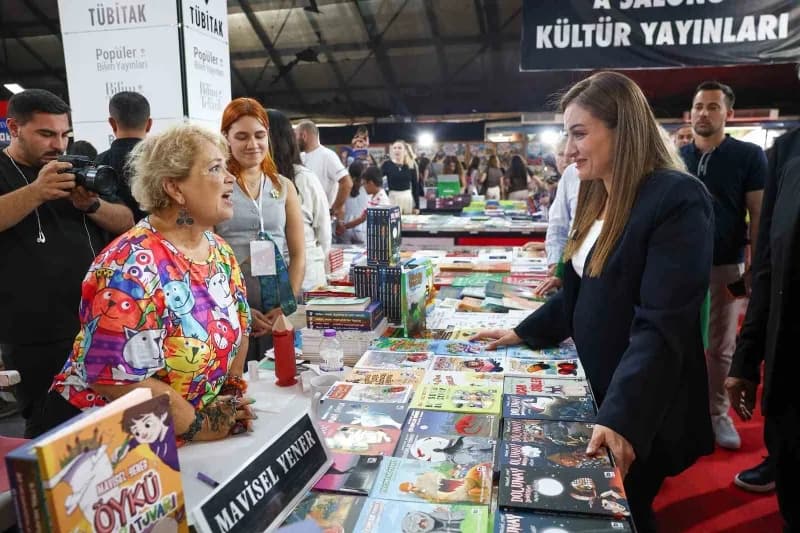 16. Antalya Kitap Fuarı’nda yazarlar okurları için kitaplarını imzalıyor