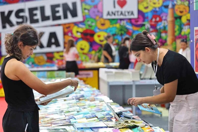 16. Antalya Kitap Fuarı açılış töreninden yazarlar ve protokol üyeleri fuar alanında ziyaretlerde bulunuyor