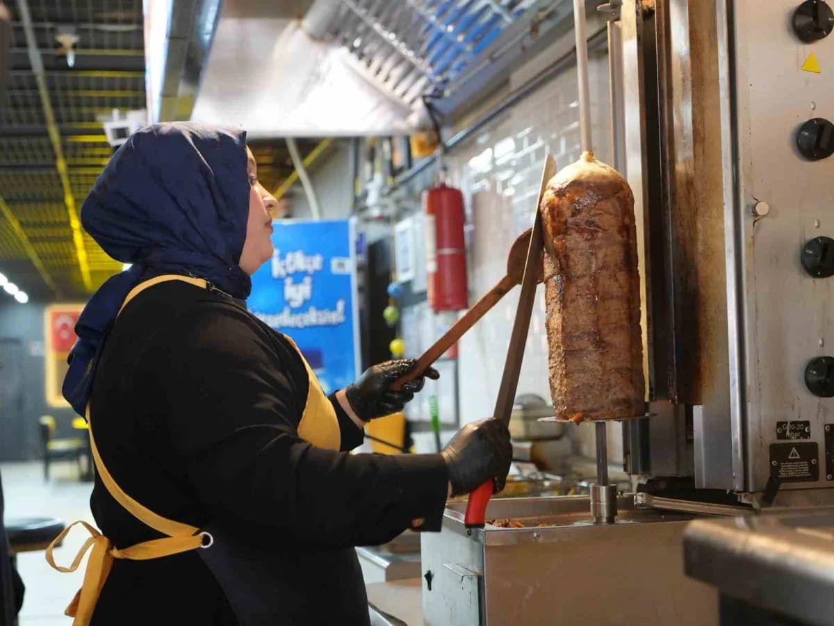 15 yaşında komi olarak başladı, 20 yaşında döner ustası oldu