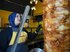Gaziantep'te genç kadın döner ustası tezgah başında döner hazırlıyor