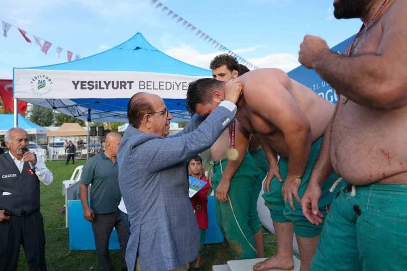 21. Uluslararası Turgut Özal Karakucak Güreşleri'nde dereceye giren tüm sporcuların ödülleri düzenlenen törenle takdim e