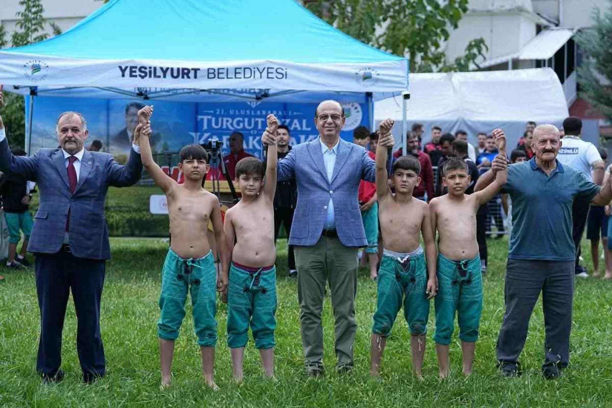 Malatya'da düzenlenen 21. Uluslararası Turgut Özal Karakucak Güreşleri er meydanında mücadele eden pehlivanlar