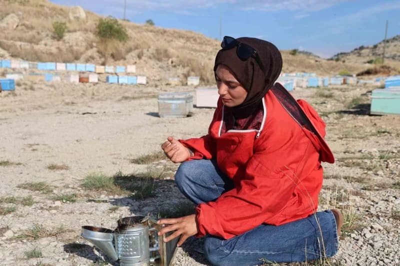 Adana’nın Kozan ilçesinde yaşayan 22 yaşındaki Bitki Koruma Bölümü mezunu Latife Gül Kaplan, babasından öğrendiği arıcıl