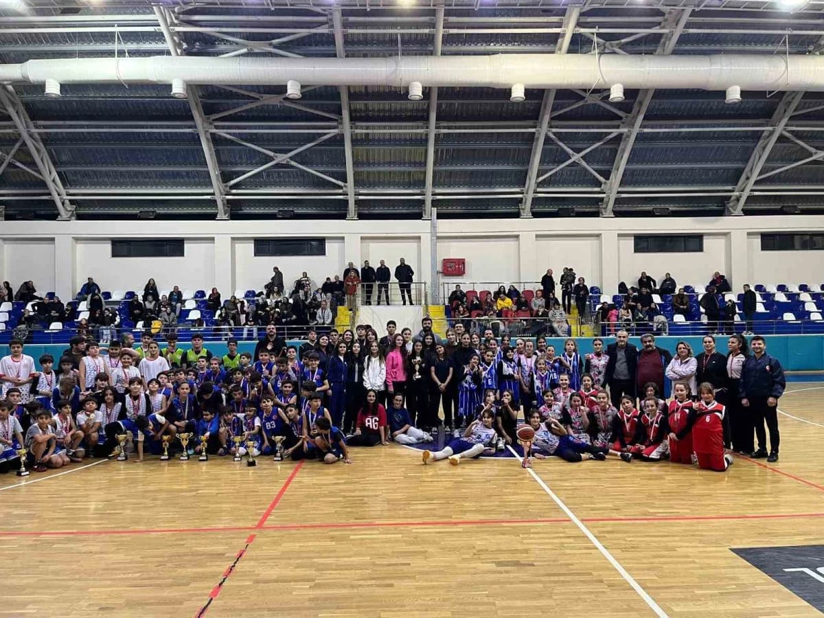 Erzurum’da 29 Ekim Basketbol Cumhuriyet Kupası maçlarından genç sporcuların mücadele anı