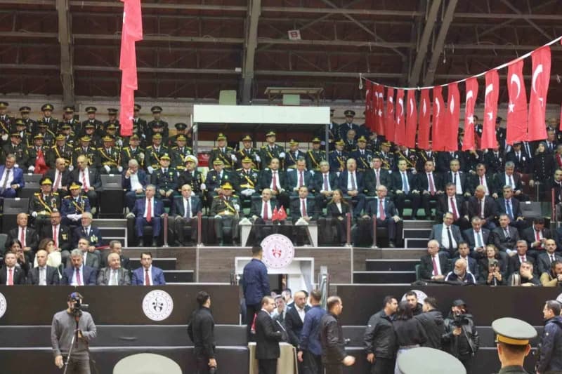 Balıkesir'de 29 Ekim Cumhuriyet Bayramı kutlama törenlerinden halk oyunları gösterisi