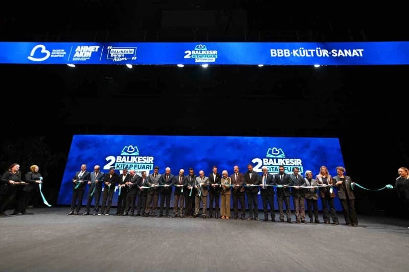 Kitapseverlerin büyük ilgi gösterdiği fuarın açılış töreninde konuşan Balıkesir Büyükşehir Belediye Başkanı Ahmet Akın,