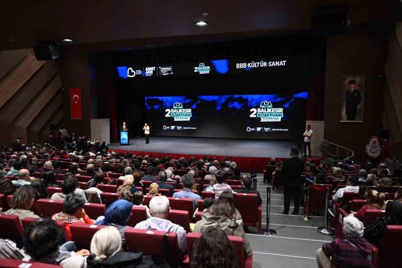 Balıkesir Büyükşehir Belediye Başkanı Ahmet Akın'ın hayata geçirdiği bu yıl ikincisi düzenlenen Balıkesir Kitap Fuarı, A
