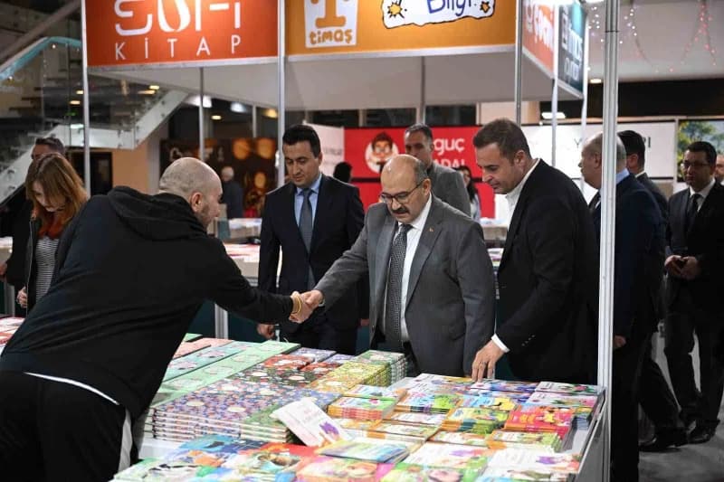 Kitapseverlerin büyük ilgi gösterdiği fuarın açılış töreninde konuşan Balıkesir Büyükşehir Belediye Başkanı Ahmet Akın,