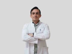 Fizik Tedavi Uzmanı Dr. Kutay Can Çamlıca, bel ve sırt ağrıları hakkında bilgi verirken görüntüleniyor