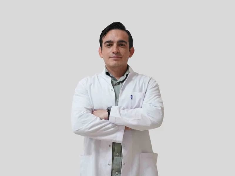 Fizik Tedavi Uzmanı Dr. Kutay Can Çamlıca, bel ve sırt ağrıları hakkında bilgi verirken görüntüleniyor
