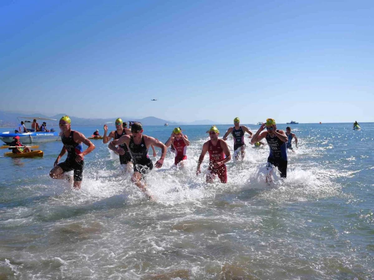 35. Uluslararası Alanya Triatlonu yarışçıları ve protokol üyeleri start anında Antalya sahilinde