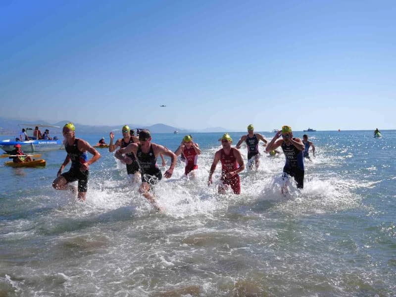 35. Uluslararası Alanya Triatlonu yarışçıları ve protokol üyeleri start anında Antalya sahilinde