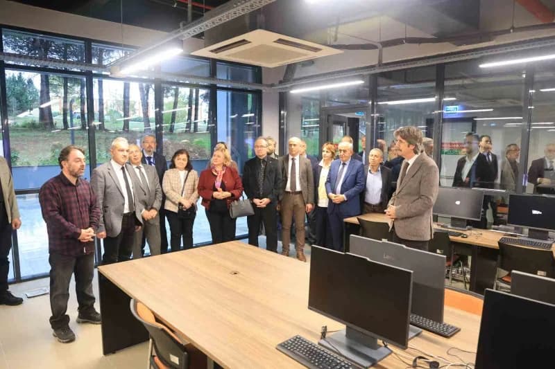 Bursa Uludağ Üniversitesi (BUÜ), köklü geçmişini modern yatırımlarla taçlandırmaya devam ediyor. Açılış töreninde, yakla