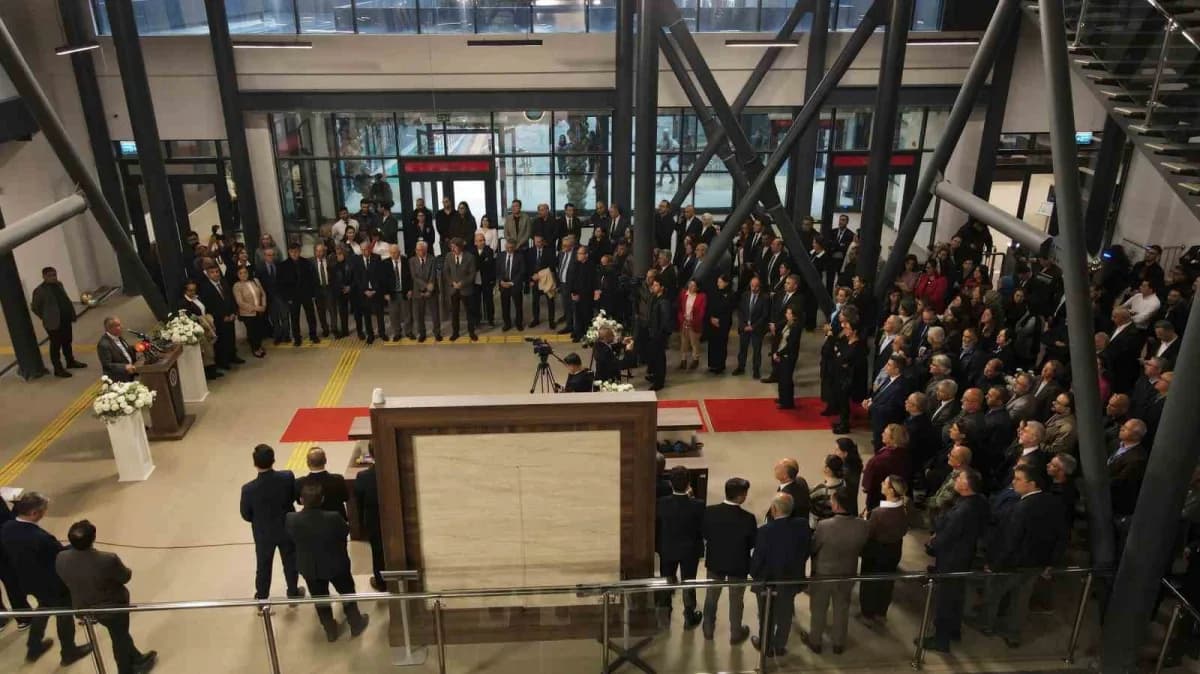 Bursa Uludağ Üniversitesi (BUÜ), köklü geçmişini modern yatırımlarla taçlandırmaya devam ediyor. Açılış töreninde, yakla
