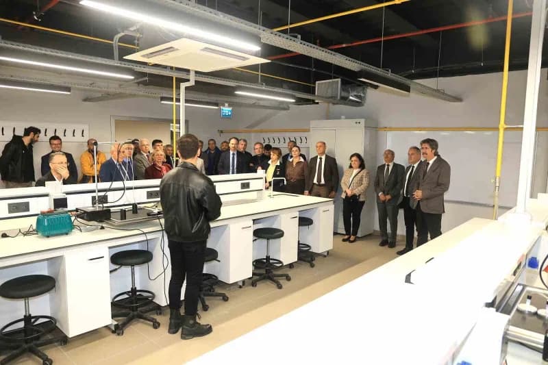 Bursa Uludağ Üniversitesi (BUÜ), köklü geçmişini modern yatırımlarla taçlandırmaya devam ediyor. Açılış töreninde, yakla