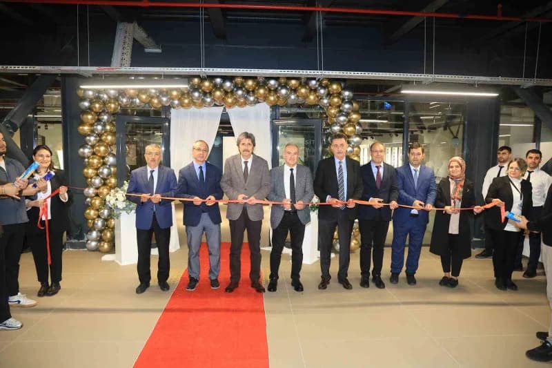 Bursa Uludağ Üniversitesi (BUÜ), köklü geçmişini modern yatırımlarla taçlandırmaya devam ediyor. Açılış töreninde, yakla