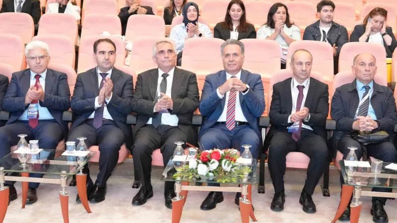 İnönü Üniversitesi Turgut Özal Kongre ve Kültür Merkezi’nde düzenlenen 51. Ulusal Fizyoloji Kongresi açılış töreni