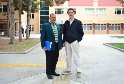 Çorum’da 57 yaşındaki Vahap Akyol ve oğlu Yiğithan Akyol Hitit Üniversitesi kampüsünde birlikte eğitim görüyor