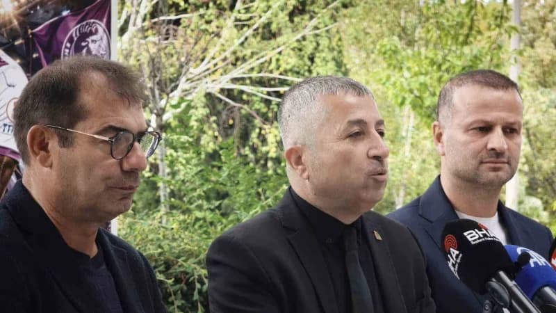 TSYD Ankara Şubesi Başkanı Murat Tarhan (Ortada), Gençlerbirliği Teknik Direktörü Metin Diyadin (Solda) ve Ankara Keçiör
