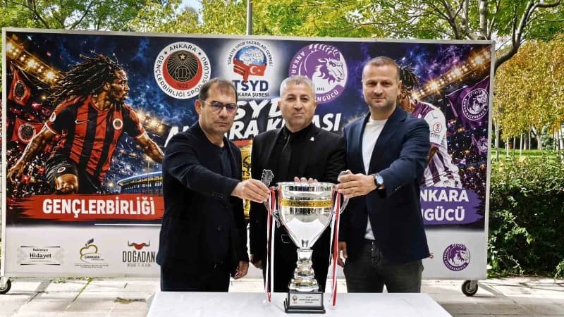 TSYD Ankara Şubesi Başkanı Murat Tarhan (Ortada), Gençlerbirliği Teknik Direktörü Metin Diyadin (Solda) ve Ankara Keçiör