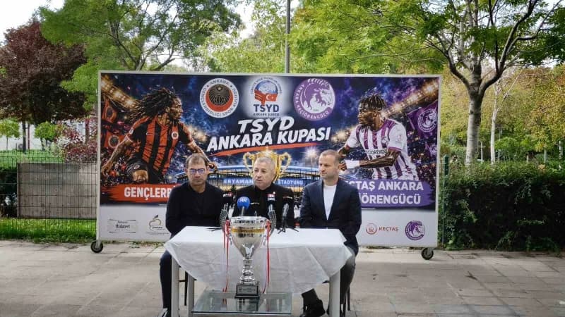 TSYD Ankara Şubesi Başkanı Murat Tarhan (Ortada), Gençlerbirliği Teknik Direktörü Metin Diyadin (Solda) ve Ankara Keçiör