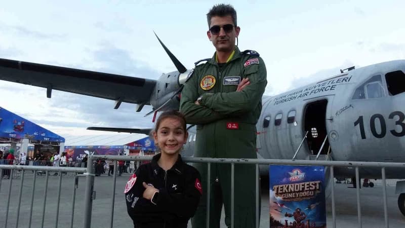 İstanbul'dan yalnızca uçakları görmek için Şanlıurfa'ya gelen Meryem Hafsa, annesinin diktiği pilot üniformalarını giyer