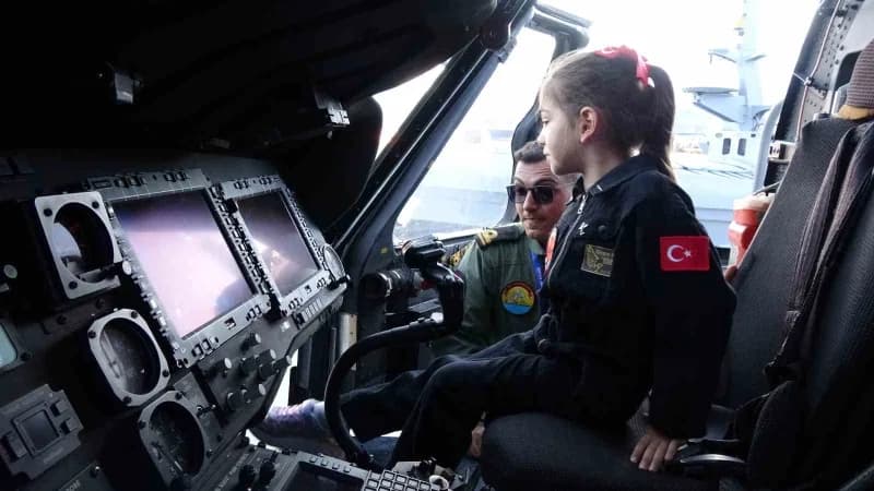 6 yaşındaki Meryem Hafsa, TEKNOFEST Şanlıurfa alanında pilot üniforması giyip F-16 kokpitinde oturuyor