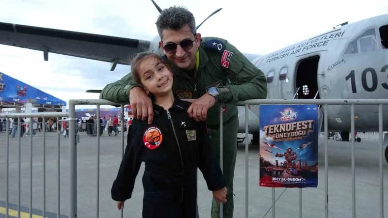 İstanbul'dan yalnızca uçakları görmek için Şanlıurfa'ya gelen Meryem Hafsa, annesinin diktiği pilot üniformalarını giyer