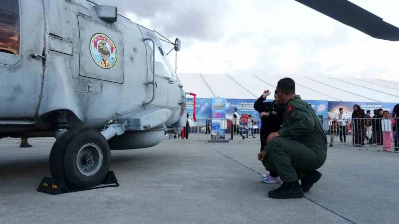 İstanbul'dan yalnızca uçakları görmek için Şanlıurfa'ya gelen Meryem Hafsa, annesinin diktiği pilot üniformalarını giyer