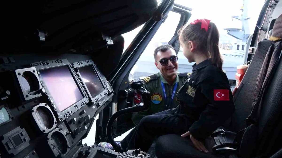 İstanbul'dan yalnızca uçakları görmek için Şanlıurfa'ya gelen Meryem Hafsa, annesinin diktiği pilot üniformalarını giyer