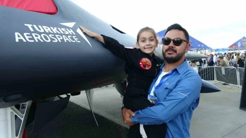 İstanbul'dan yalnızca uçakları görmek için Şanlıurfa'ya gelen Meryem Hafsa, annesinin diktiği pilot üniformalarını giyer