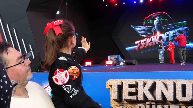 İstanbul'dan yalnızca uçakları görmek için Şanlıurfa'ya gelen Meryem Hafsa, annesinin diktiği pilot üniformalarını giyer