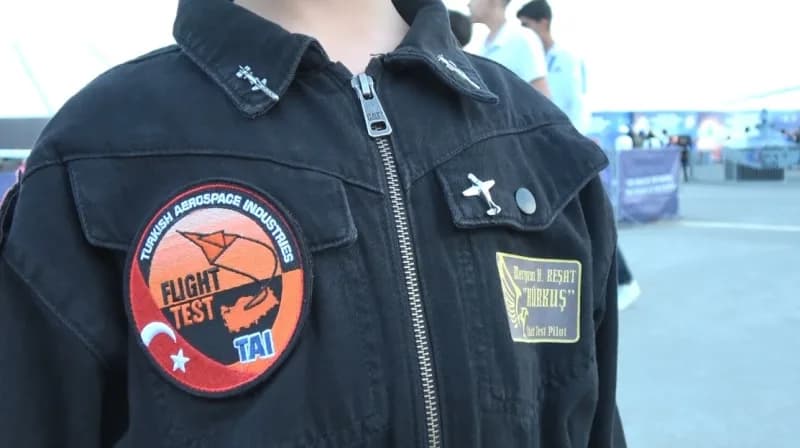 İstanbul'dan yalnızca uçakları görmek için Şanlıurfa'ya gelen Meryem Hafsa, annesinin diktiği pilot üniformalarını giyer