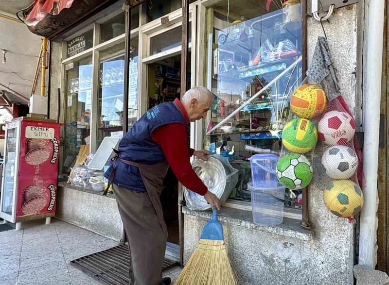 Karabük'ün Safranbolu ilçesinde yaşayan 80 yaşındaki Muzaffer Aydın, 62 yıllık dostu İsmail Turgut'un vefatının ardından