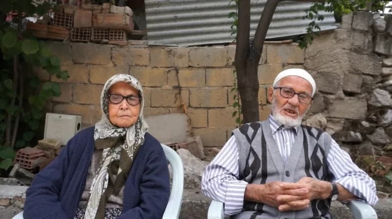 Burdur'un Gölhisar ilçesinde yaşayan Ramazan ve Nazire Eroğuz çifti, 72 yıllık evlilikleriyle yıllara meydan okuyor. 193