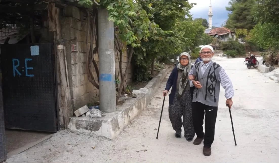 Burdur'un Gölhisar ilçesinde yaşayan Ramazan ve Nazire Eroğuz çifti, 72 yıllık evlilikleriyle yıllara meydan okuyor. 193