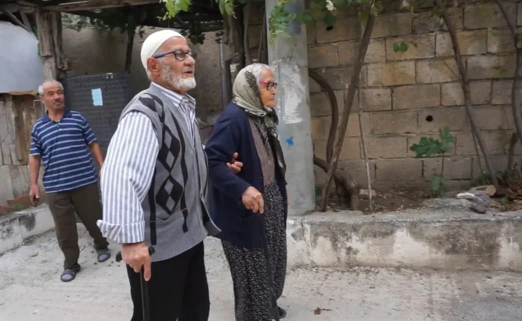 Burdur Gölhisar'da 95 yaşındaki Ramazan ve Nazire Eroğuz çifti evlerinde birlikte oturuyor