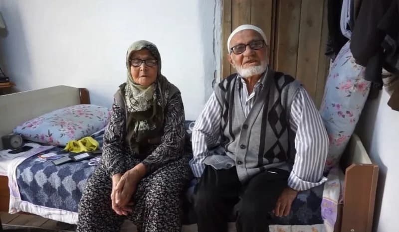 Burdur'un Gölhisar ilçesinde yaşayan Ramazan ve Nazire Eroğuz çifti, 72 yıllık evlilikleriyle yıllara meydan okuyor. 193