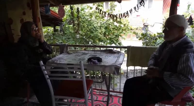 Burdur'un Gölhisar ilçesinde yaşayan Ramazan ve Nazire Eroğuz çifti, 72 yıllık evlilikleriyle yıllara meydan okuyor. 193
