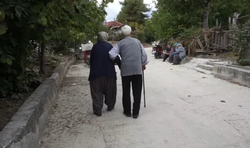 Burdur'un Gölhisar ilçesinde yaşayan Ramazan ve Nazire Eroğuz çifti, 72 yıllık evlilikleriyle yıllara meydan okuyor. 193